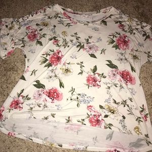 White floral shirt with laces ruffle sleeves